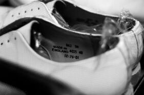 Sapatos apertados como causa de fungos nas unhas