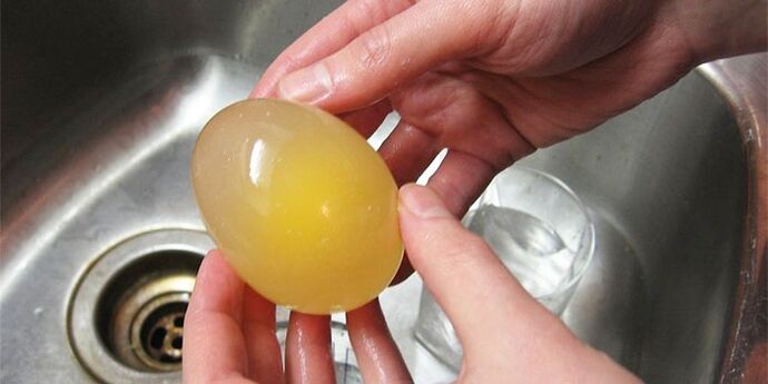 ovo embebido em vinagre para fungos nos pés